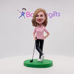 Gelukkig vrouwelijke Golf Bobblehead in roze shirt